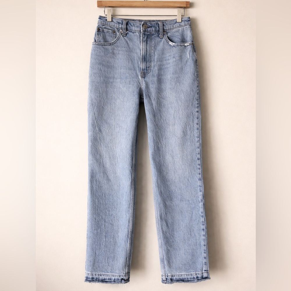 Abercrombie 90s Straight Ultra High Rise Jean 26R Curve Love Raw Hem Medium Wash